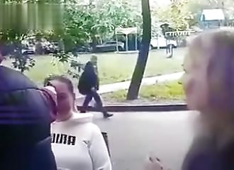 Bizarre: Il tire à bout portant dans la tête d'une femme (Public averti)
