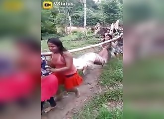 Des femmes rapportent un gigantesque poisson au village