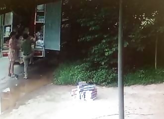 Un camion lui fonce dessus et il échappe à la mort de justesse (Vietnam)