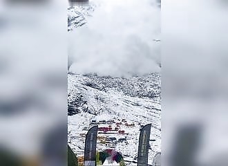Une avalanche touche le camp de base dans l'Himalaya