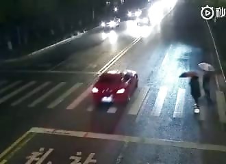Il traverse la rue n'importe comment en hoverboard et finit par se faire percuter par une voiture