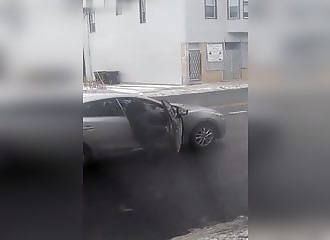 Un mari sort son pistolet pour menacer les trois femmes qui attaquent son épouse
