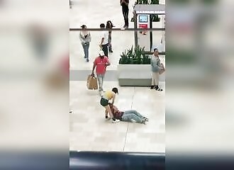 Scène de chaos absolu dans un centre commercial de Californie