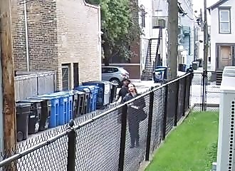 Un homme est brutalement agressé dans une ruelle de Chicago par deux voyous, puis volé 