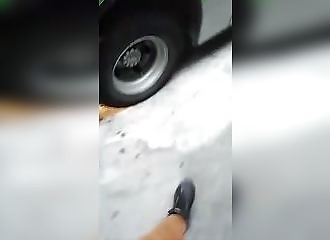 Poursuivis par la police, deux suspects en scooter se trouvent une cachette improbable