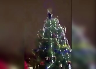 Un homme prend de gros risques pour s'emparer de l’étoile au sommet d'un sapin
