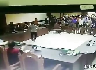 Indonésie : un avocat attaque un juge à coups de ceinture