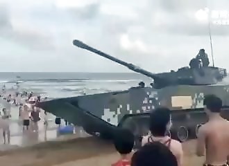 Des chars chinois envahissent la plage à proximité de Taïwan