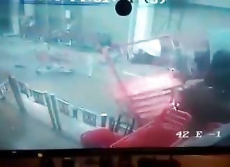 La femme de ménage d’un supermarché se fait percuter par une voiture-bélier (Mexique)