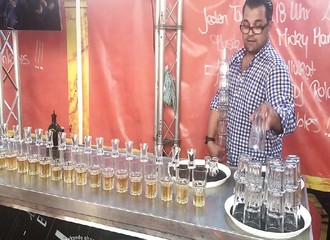 Le barman Philip Traber réalise un bel exploit avec des verres de Jägerbomb