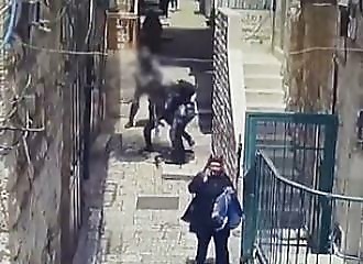 A Turkish man tries to stab two Israeli policemen and is killed (Warning - shocking)