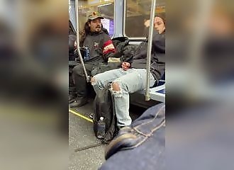 Il se fait frapper pour ne pas vouloir donner 1 dollar (Public averti)