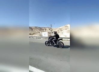 Ce motard veut faire le beau, il finit avec de la peau en moins