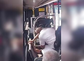 Un chauffeur de bus règle ses comptes avec un passager qui lui a craché dessus