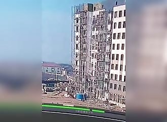 Russie : des échafaudages s’effondrent avec un ouvrier dessus