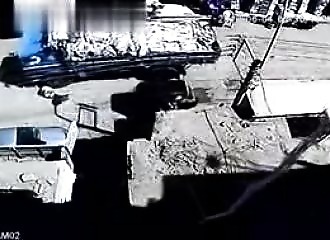Il se suicide en sautant sous les roues d'un camion (Public averti)