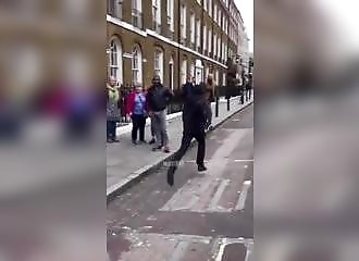 Ce voleur se fait attraper et joue ensuite à la victime !