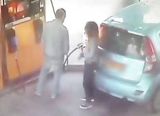 Il ne lui donne pas de cigarette, elle met le feu à une station