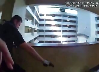 Un pédophile sort une arme pour ne pas se faire arrêter par police, et se fait abattre (Public averti)