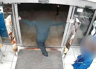 Un voleur attaque au couteau un employé qui vient de lui subtiliser la marchandise volée