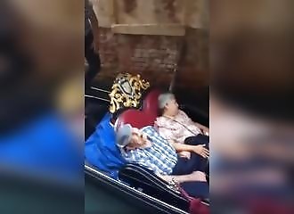 Un couple de retraités profite de leur balade en gondole à Venise