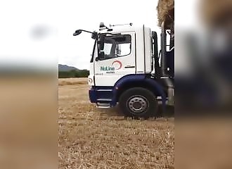 Le camionneur paresseux qui ne voulait pas faire deux voyages...
