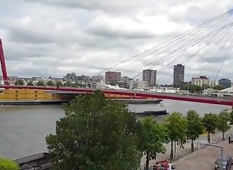Un porte-conteneurs tente de passer sous un pont (FAIL)