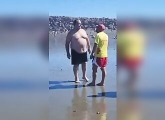 Bagarre entre un baigneur et des sauveteurs en Argentine