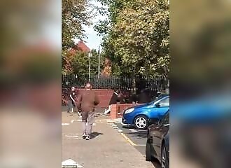 Passers-by stop thugs from stealing a bicycle