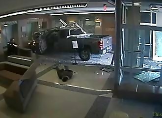 Il pense être suivi par des meurtriers et fonce dans un hôtel de police