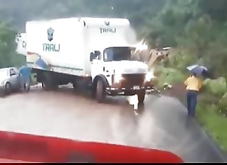 Il stoppe un camion avec son parapluie…