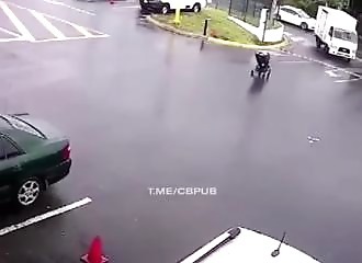 Un bébé dans un poussette se dirige dangereusement vers la route !