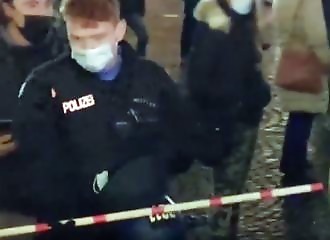 Des policiers allemands contrôlent la distance sociale avec un mètre !