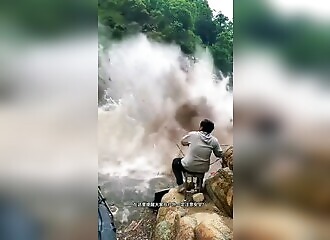 Fishermen narrowly escape a landslide in Yunnan
