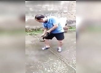 Il se retrouve entre la vie et la mort après avoir voulu jouer avec un serpent