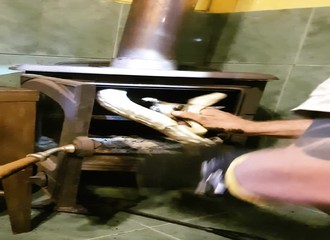 Ils font une incroyable découverte dans le poêle de leur maison