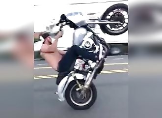 Un futur donneur d'organes en train de faire des roues arrière