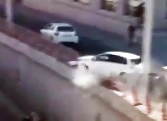 Turquie : une voiture bascule brutalement dans le vide après avoir été heurtée, plusieurs personnes blessées à bord