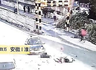 Un motocycliste s’écrase contre un taxi qui roule à contresens