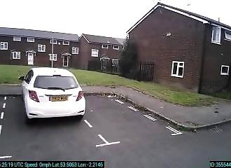 Manchester : des adolescents attaquent une camionnette de livraison
