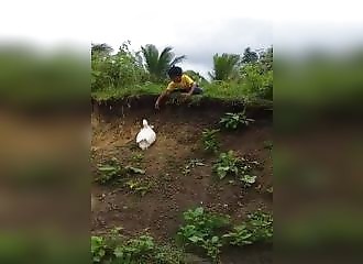 Philippines : un canard déterminé à aider un enfant