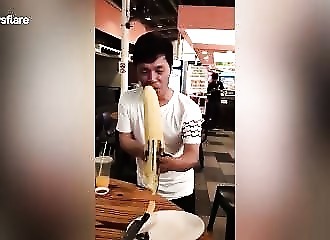 Indonésie : des touristes chinois émerveillés devant une banane de 30 cm