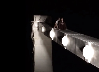 Sans le vouloir vraiment, il se tue tout bêtement en tombant d’un pont
