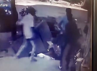 Inde : deux hommes disparaissent dans un énorme trou dans le trottoir