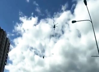 Entre filmer avec son smartphone et conduire, il faut choisir…