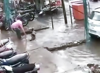 Ce couple en scooter disparait dans un trou !