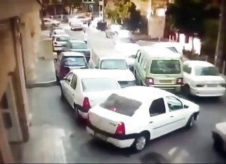 automobiliste percute plusieurs voitures pour passer une rue étroite !