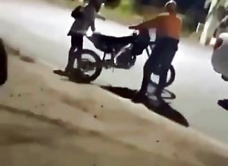 Un homme menaçant tente de voler une moto, ça tourne mal pour lui