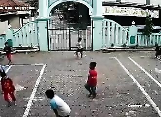 Ces pauvres gamins se font surprendre par un scootériste fou