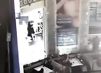 Russie : un enfant chute du haut d’un centre commercial et manque de s’écraser sur une cliente